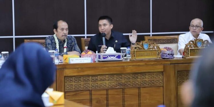Bupati Panca Wijaya Akbar Menyampaikan Gagasan Ketika Terima Kunker Spesifik Komisi II DPR RI Untuk Perbaikan dalam Pemilihan Kepala Desa