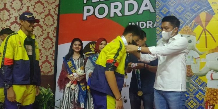 Bupati Panca Menyerahkan Penghargaan Inorga Air Softgun